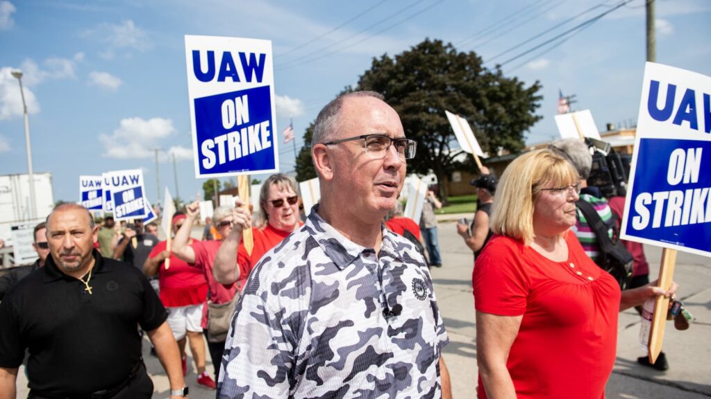 Uaw Warns Of Possible Strikes At Ford, Stellantis